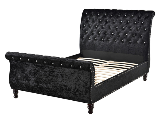 Tapicerowana rama łóżka zapinana na guziki. Zagłówek w stylu Chesterfield